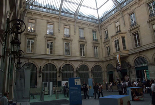 Plusieurs employés de la BdF étaient présents pour faire découvrir la Banque aux visiteurs Plusieurs employés de la BdF étaient présents pour faire découvrir la Banque aux visiteurs